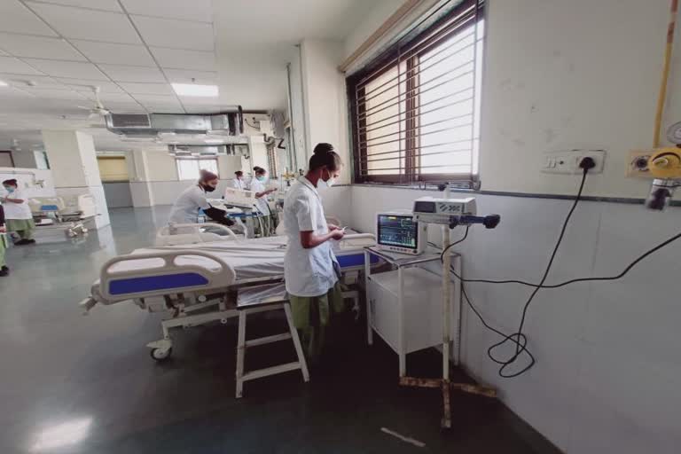કોવિડ 19 હોસ્પિટલોમાં વ્યવસ્થાઓ ગોઠવવાનું શરુ, અમદાવાદમાં એક્ટિવ કેસ અને બેડ ઉપલબ્ધતા જાણો