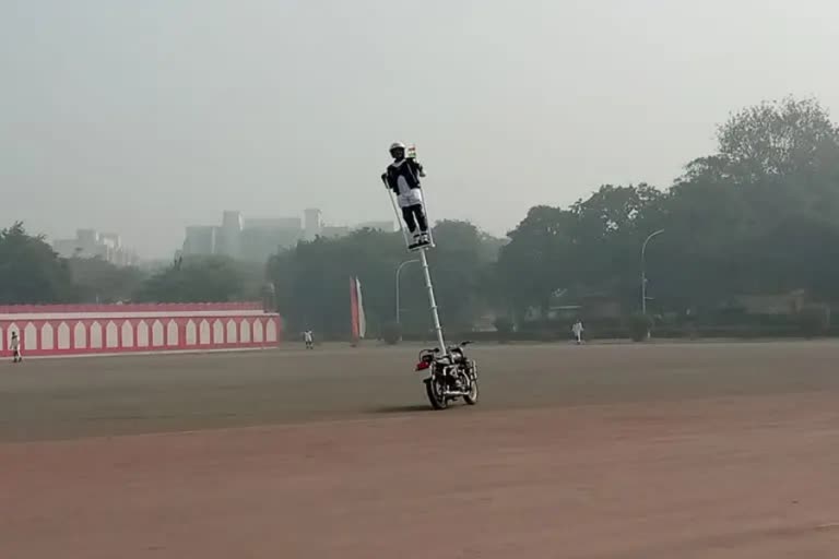 Back Pole Riding  world record  Border Security Force  Biker  Vijay Diwas  ബാക്ക് പോള്‍  ബിഎസ്‌എഫ്  പഴങ്കഥ  സേന  റെക്കോഡ്  സൈനിക അഭ്യാസത്തിന്‍റെ ഭാഗമായി  ബോര്‍ഡര്‍ സെക്യൂരിറ്റി ഫോഴ്‌സിന്‍റെ  ബൈക്കേഴ്‌സ് ടീം  ന്യൂഡല്‍ഹി  അവദേശ് കുമാർ  ഇൻസ്പെക്‌ടർ  മോട്ടോര്‍ സൈക്കിളില്‍  നേട്ടം