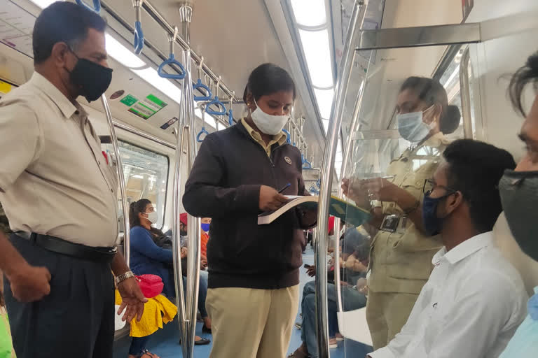 Masks are mandatory in Metro and BMTC buses  Corona cases increases in Bengaluru  Bengaluru covid cases  Covid rules in Karnataka  ಬಿಎಂಟಿಸಿ ಬಸ್​ಗಳಲ್ಲಿ ಮಾಸ್ಕ್ ಕಡ್ಡಾಯ  ಹೊಸವರ್ಷಾಚರಣೆಗೆ ಎಚ್ಚರ ವಹಿಸಲು ಸೂಚನೆ  ಮೆಟ್ರೋ ಮತ್ತು ಬಿಎಂಟಿಸಿ ಬಸ್​ಗಳಲ್ಲಿ ಮಾಸ್ಕ್ ಕಡ್ಡಾಯ  ಕೋವಿಡ್ ಸೋಂಕು ಹೆಚ್ಚಳವಾಗುವ ಭೀತಿ  ಬಿಎಂಟಿಸಿ ಎಂಡಿ ಕೆಎಸ್ ಸತ್ಯವತಿ ಸುತ್ತೋಲೆ  ಮಾಸ್ಕ್ ಧರಿಸಿದ್ದರೆ ಮಾತ್ರ ಮೆಟ್ರೋದಲ್ಲಿ ಪ್ರಯಾಣ