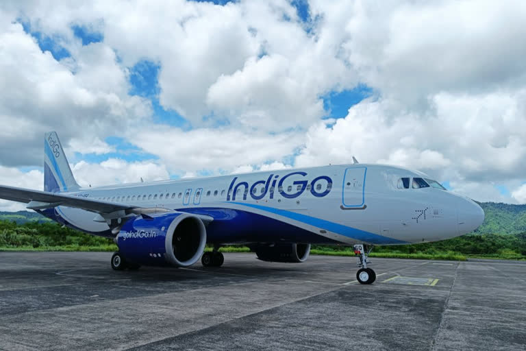 IndiGo announces special winter sale  sale for domestic and international flights  IndiGo airlines news  IndiGo ticket rate  IndiGo airlines offer  ಇಂಡಿಗೋ ವಿಮಾನ ಸಂಸ್ಥೆಯಿಂದ ಪ್ರಯಾಣಿಕರಿಗೆ ಭರ್ಜರಿ ಆಫರ್  ಟಿಕೆಟ್ ದರ ಎಷ್ಟು  ದೇಶೀಯ ಮತ್ತು ಅಂತರಾಷ್ಟ್ರೀಯ ಪ್ರಯಾಣಕ್ಕಾಗಿ ರಿಯಾಯಿತಿ ದರ  ಪ್ರಸಿದ್ಧ ವಿಮಾನಯಾನ ಸಂಸ್ಥೆ ಇಂಡಿಗೋ  ಇಂಡಿಗೋ ಪ್ರಯಾಣಿಕರಿಗೆ ವಿಶೇಷ ಕೊಡುಗೆ  ಟಿಕೆಟ್‌ಗಳು ಲಭ್ಯವಾಗುವವರೆಗೆ ಈ ಆಫರ್  ಗ್ರಾಹಕರು ಹೆಚ್ಚುವರಿ ಕ್ಯಾಶ್‌ಬ್ಯಾಕ್