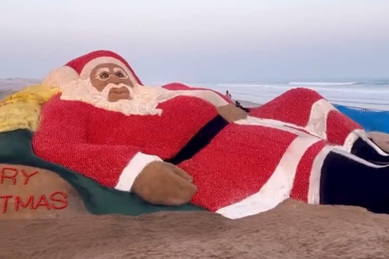 Sudarshan Pattnaik creates sand Santa Clause