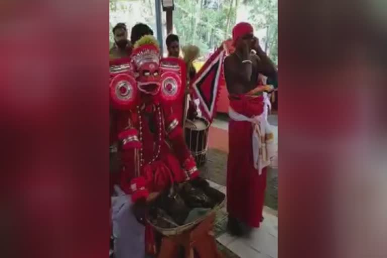 theyyam islamic prayer  ബപ്പിരിയിൻ  മാണിച്ചി തെയ്യങ്ങൾ  bappiriyan and manichi theyyam in kasargod  bappiriyan and manichi theyyam  bappiriyan theyyam  manichi theyyam  ബപ്പിരിയൻ  ബപ്പിരിയൻ തെയ്യം  മാണിച്ചി തെയ്യം  മാപ്പിള തെയ്യക്കോലങ്ങൾ  മടിക്കൈ മുണ്ടാട് ശ്രീ കോമറായ ദേവസ്ഥാനം  വാങ്ക് വിളിച്ച് തെയ്യങ്ങൾ  തെയ്യങ്ങൾ വാങ്ക് വിളിച്ചപ്പോൾ  കാസർകോട് തെയ്യങ്ങൾ