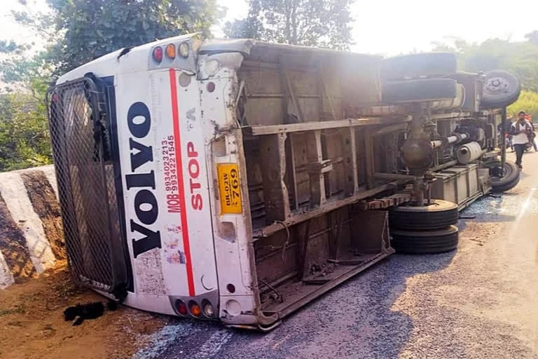 Students Bus overturned in Sikidiri