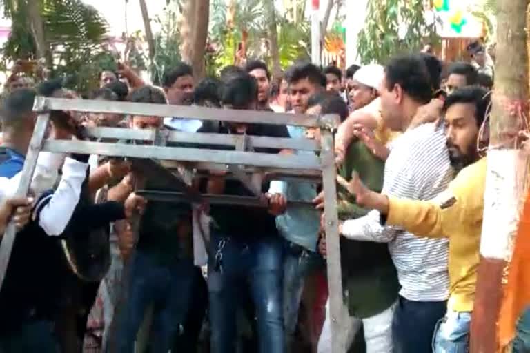Congress BJP workers fight on statue of Atal ji
