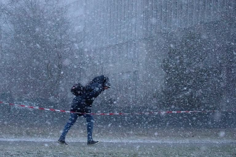 winter storm sweeps across large parts of US  US  അമേരിക്കയിലെ കനത്ത മഞ്ഞും ബോംബ് ചുഴലിക്കാറ്റും  അമേരിക്ക  അമേരിക്കയിലെ കനത്ത മഞ്ഞ്  മഞ്ഞ് വീഴ്‌ച  ബോംബ് ചുഴലിക്കാറ്റ്  international news updates  latest news in US  news updates in America  തണുത്ത് വിറങ്ങലിച്ച് യുഎസ്