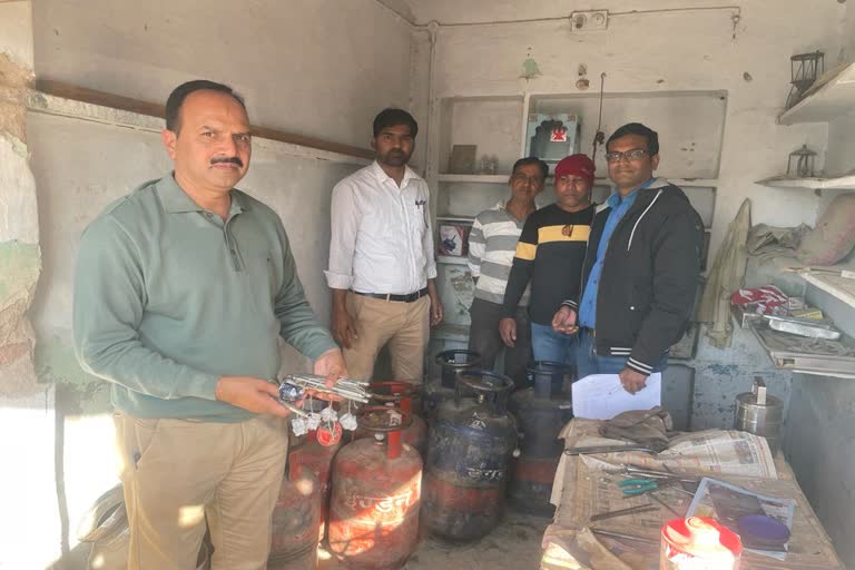 Illegal business of gas refilling in Ajmer