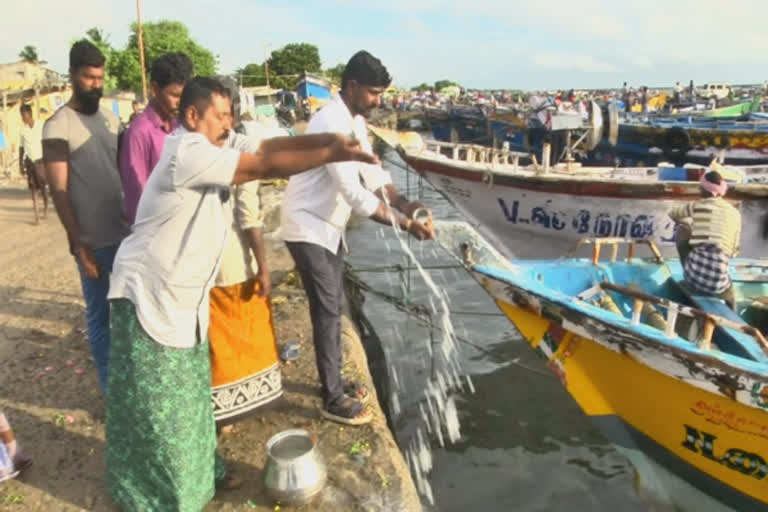 சுனாமி நினைவு தினம்: கடலில் பால் ஊற்றி மீனவர்கள் அஞ்சலி