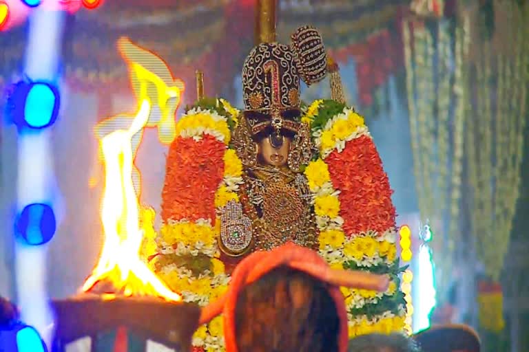 Vaikuntha Ekadashi: ஸ்ரீரங்கத்தில் முத்து சாய கொண்டை அலங்காரத்தில் எழுந்தருளிய பெருமாள்!