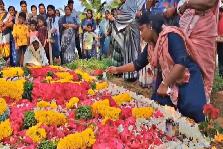 Tribute in coastal areas on 18th anniversary of Tsunami at TN  സുനാമി ദുരന്തം  ആദരാഞ്ജലികളര്‍പ്പിച്ച് തമിഴ്‌നാട്  കണ്ണീരോര്‍മകള്‍ക്ക് ഇന്ന് 18 വയസ്  Tsunami at TN  18th anniversary of Tsunami at TN  Tribute in coastal areas  സുനാമി  ഇന്തോനേഷ്യ  തായ്‌ലന്‍റ്  സുനാമി നാശം വിതച്ചു  സുനാമി ദുരന്തത്തിന് ഇന്ന് പതിനെട്ടാണ്ട്  tamil nadu news updates  latest news in tamil nadu  തിരുവനന്തപുരം വാര്‍ത്തകള്‍