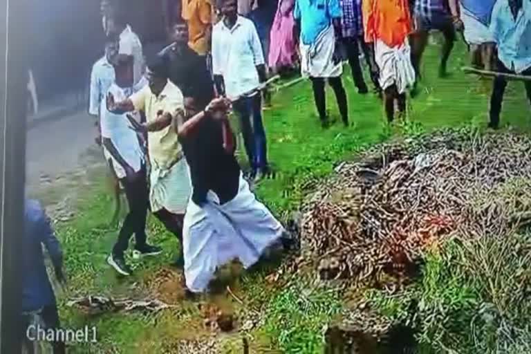 mass attack  temple land  kollam ochira  temple ownership  latest news in kollam  latest news today  ക്ഷേത്രഭൂമി സംബന്ധിച്ച തർക്കം  ഓച്ചിറയില്‍ കൂട്ടത്തല്ല്  ക്ഷേത്ര ഉടമസ്ഥാവകാശം  പുലിത്തിട ക്ഷേത്രഭൂമി  കൊല്ലം ഏറ്റവും പുതിയ വാര്‍ത്ത  ഇന്നത്തെ പ്രധാന വാര്‍ത്ത  കൊല്ലം കൂട്ടത്തല്ല്