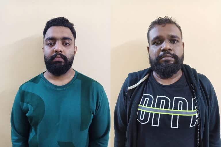 Two arrested for stealing gold jewelry