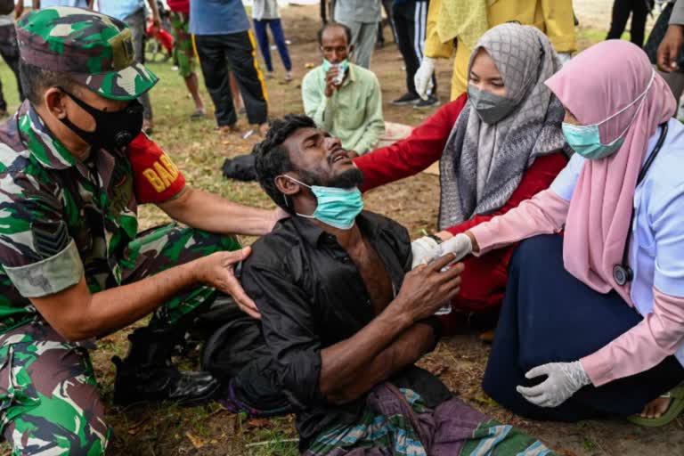 boat carrying rohingya