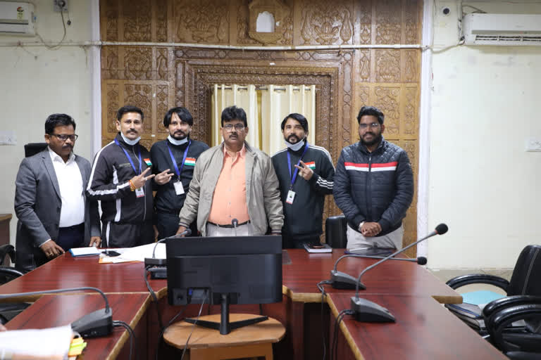 Collector encouraged mountaineering team