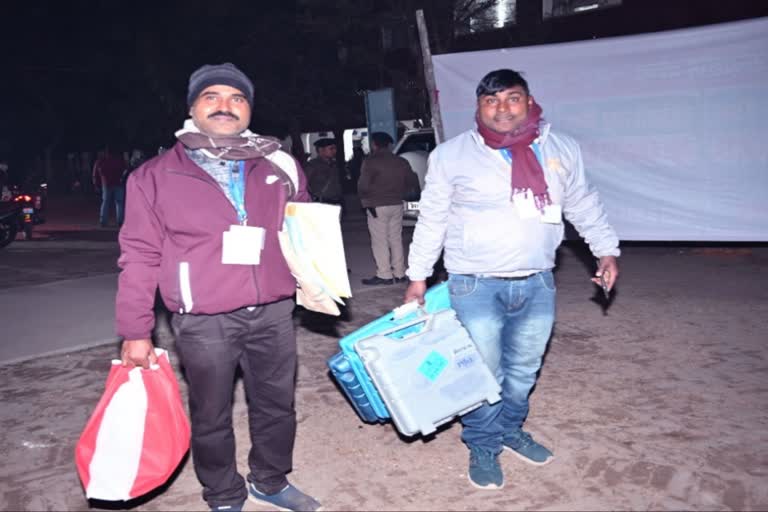 मोतिहारी में ईवीएम को भेजा गया वज्रगृह ले जाते मतदान कर्मी