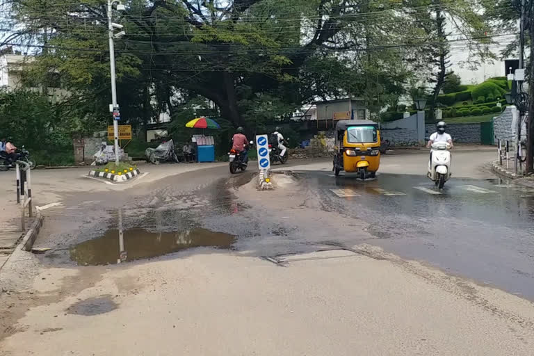 Drainage water issue in thiruvananthapuram  Drainage water issue  Drainage water  thiruvananthapuram van rose junction  മലിനജലത്താൽ പൊറുതിമുട്ടി ജനങ്ങൾ  മലിനജല പ്രശ്‌നം തിരുവനന്തപുരം  ഡ്രെയിനേജ് പൈപ്പ്  ഡ്രെയിനേജ് പൈപ്പ് പൊട്ടി  ഡ്രെയിനേജ് പൈപ്പ് നിറഞ്ഞ് ദുരിതം  വാൻ റോസ് ജംഗ്ഷൻ  വാൻ റോസ് ജംഗ്ഷൻ തിരുവനന്തപുരം  ഡ്രെയിനേജ് പൊട്ടി