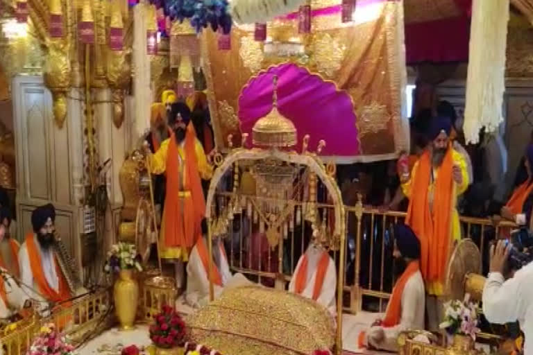 On the occasion of the birth anniversary of Guru Gobind Singh the Sangat bowed down