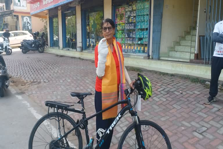 KARNATAKA 63 YEAR OLD WOMAN CYCLED FROM KANYAKUMARI TO KASHMIR MET WITH AN ACCIDENT