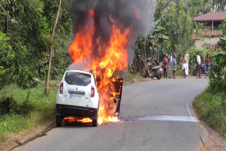 car fire vellarikkund  Car caught fire in vellarikunndu Kasaragod  ഓടിക്കൊണ്ടിരുന്ന കാറിന് തീപിടിച്ചു  Car caught fire  കാസർകോട് വാര്‍ത്തകള്‍  കാസർകോട് ജില്ല വാര്‍ത്തകള്‍  കാസർകോട് പുതിയ വാര്‍ത്തകള്‍  kerala news updates  latest news in Kasaragod  ബന്തടുക്ക