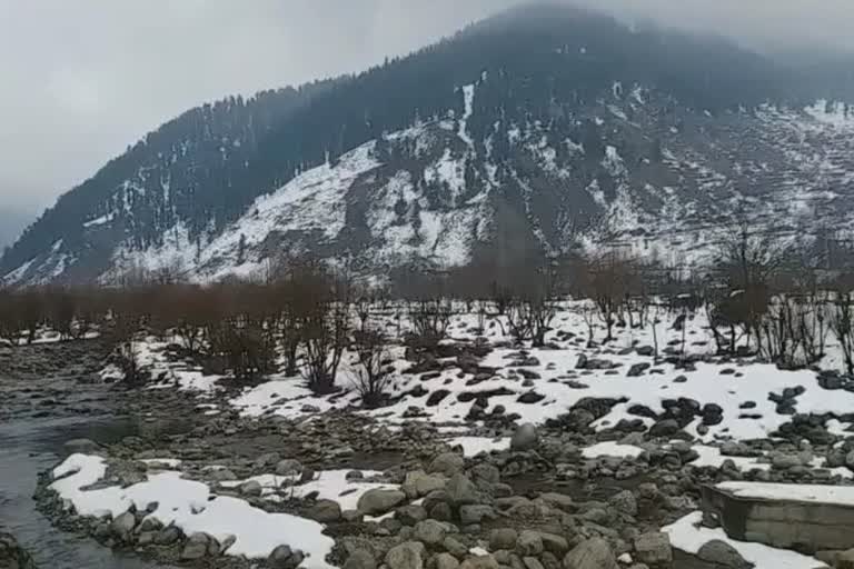 کشمیر میں تازہ برف باری کے بعد مطلع ابر آلود رہنے سے شبانہ درجہ حرارت میں بہتری
