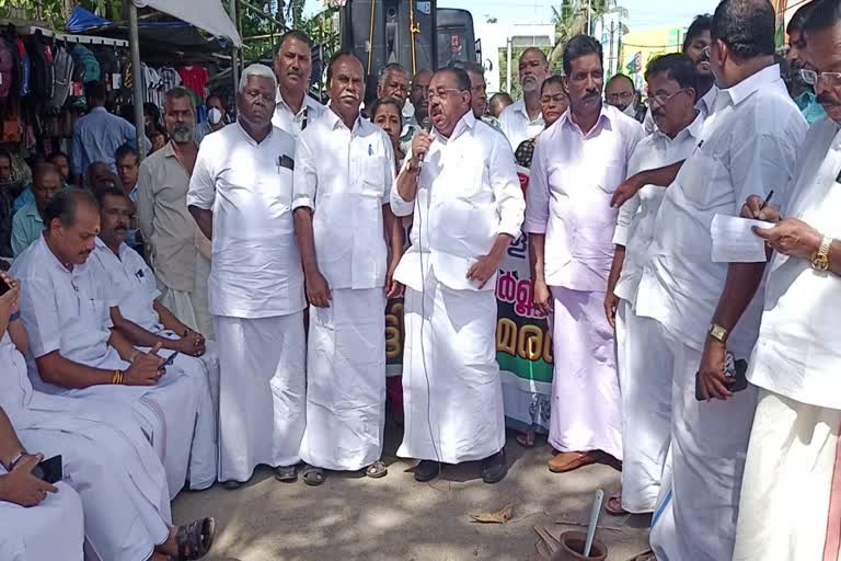 A hunger strike by construction workers  hunger strike at kollam  m m hassan criticized gov  kerala news  malayalam news  kollam news  പട്ടിണി സമരം  യുഡിഎഫ് കൺവീനർ എം എം ഹസ്സൻ  ബിൽഡിങ് ആന്‍റ് റോഡ് വർക്കേഴ്‌സ്‌ ഫെഡറേഷൻ  കേരള വാർത്തകൾ  മലയാളം വാർത്തകൾ  ചിന്നക്കടയിൽ കഞ്ഞിവെച്ച് പ്രതിഷേധിച്ചു  പട്ടിണി സമരത്തിൽ തൊഴിലാളികൾ അടുപ്പ് കൂട്ടി