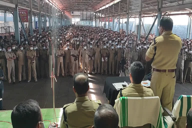 ശബരിമല  Sabarimala  മകരവിളക്ക് മഹോത്സവം  ശബരിമലയിലെ തിരക്ക് പൊലീസിന്‍റെ അഞ്ചാം ബാച്ച്  മകരവിളക്ക്  SABARIMALA PILGRIMAGE  ശബരിമലയിൽ പൊലീസിന്‍റെ അഞ്ചാം ബാച്ച് ചുമതലയേറ്റു  fifth batch of police taken charge at Sabarimala  Kerala Police