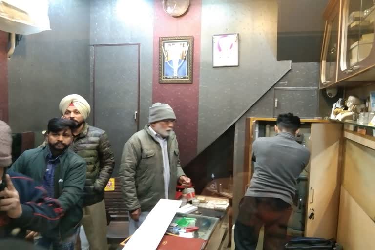 In Tapa Mandi of Barnala a businessman was attacked on the head and looted of jewelry worth lakhs