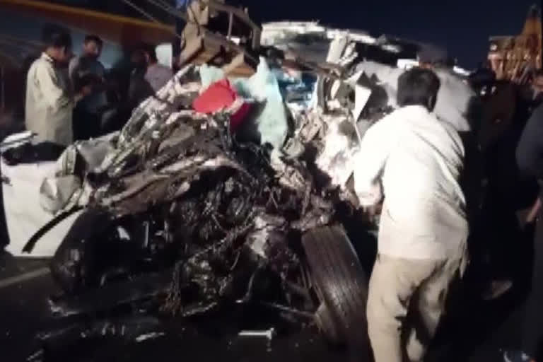 bus car collision in Navsari, Gujarat