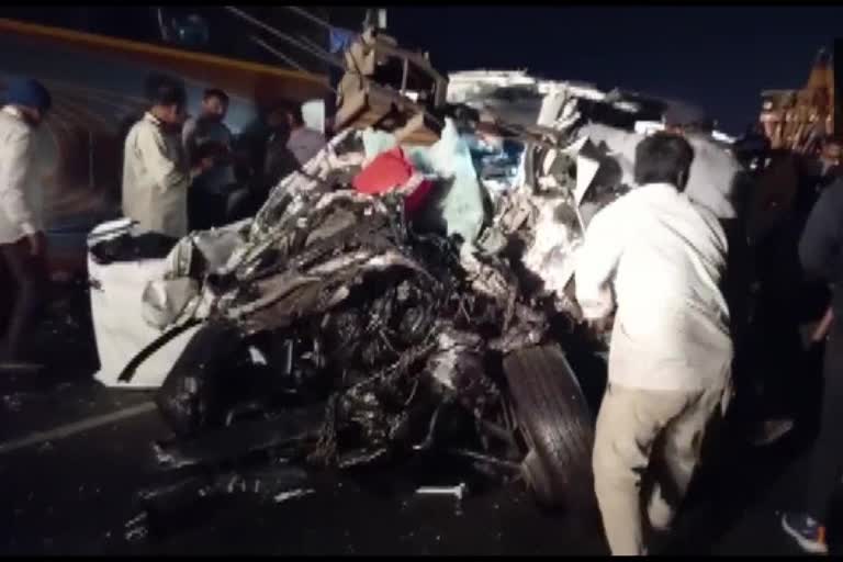 Etv BharatHorrific road accident in Gujarat's Navsari, 10 people died