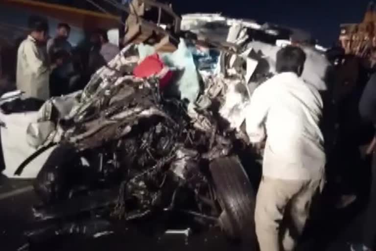 Navsari district in Gujarat  accident in Navsari district in Gujarat  gujarat accident  bus and car collided  Accident kills 9 people at Navsari  Accident kills 9 people in Gujarat  Navsari accident  bus accident  നവസാരി അപകടം  ഗുജറാത്ത് വാഹനാപകടം  കാറും ബസും കൂട്ടിയിടിച്ചു  ബസും കാറും കൂട്ടിയിടിച്ചു  ഗുജറാത്ത് വാഹനാപകടം മരണസംഖ്യ  എസ്‌യുവി  ഗുജറാത്തിലെ നവസാരി  ഗുജറാത്ത് നവസാരി  Accident  വാഹനാപകടം