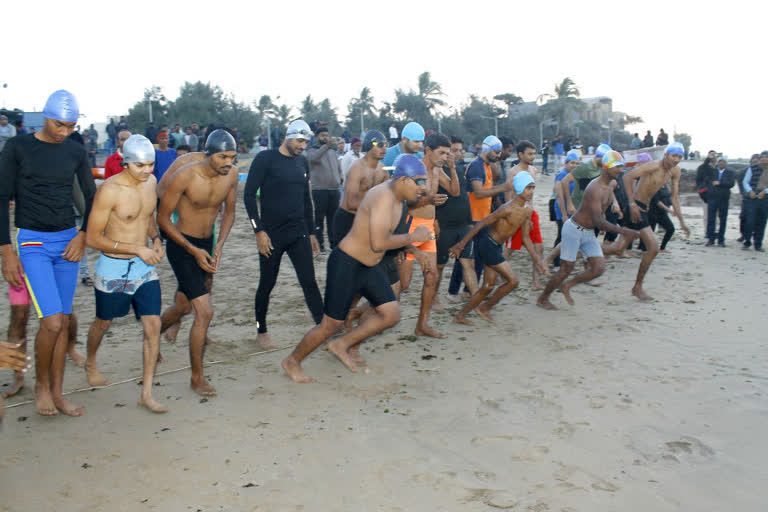 પોરબંદરના દરિયામાં ઓપન પોરબંદર તરણ સ્પર્ધા યોજાઈ 100થી વધુ તરવૈયાઓએ ભાગ લીધો