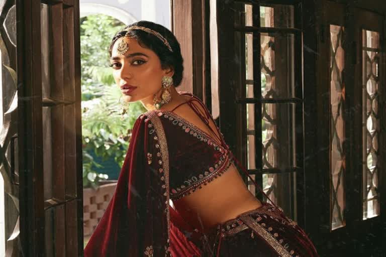 வளைவால் மயக்கிய வானதியின்  புகைப்படத்தொகுப்பு