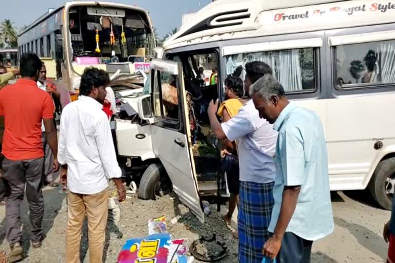 நேருக்கு நேர் மோதி விபத்து