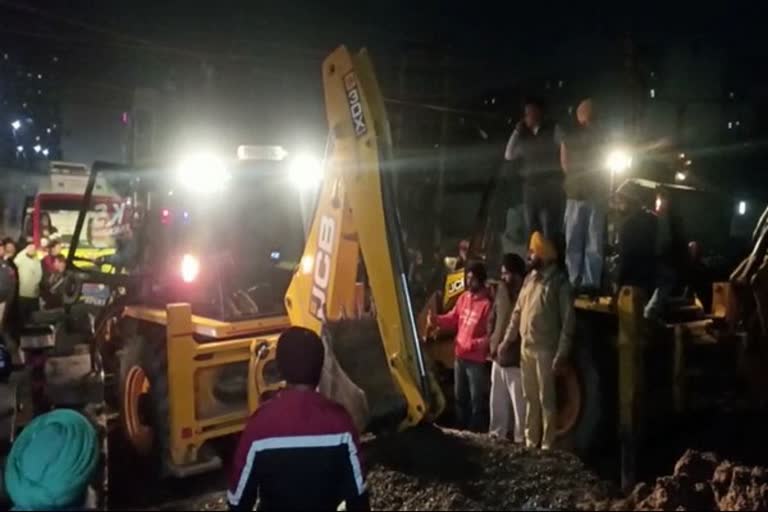 collapsed-roof-of-building-in-panjab