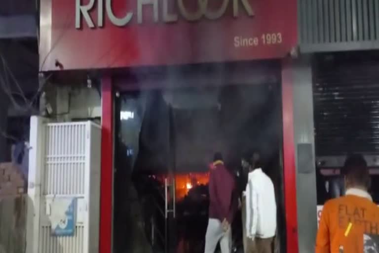 showroom Clothe caught fire in Sonipat