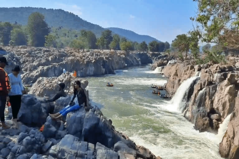 NEW YEAR 2023 CELEBRATION ஓகேனக்கலில் குவிந்த சுற்றுலா பயணிகள்