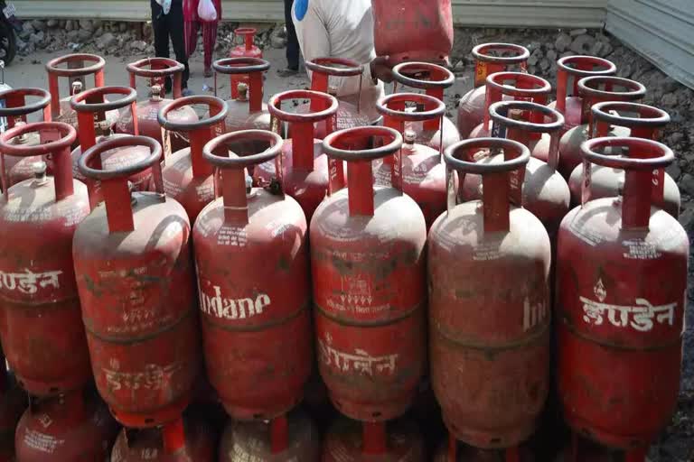 Commercial LPG cylinder price hiked in india  വാണിജ്യ സിലിണ്ടറുകളുടെ വിലയിൽ വർധന  പുതുവർഷ സമ്മാനമെന്ന് കോൺഗ്രസ്  വാണിജ്യ എൽപിജി സിലിണ്ടറുകളുടെ വില  ഗാർഹിക സിലിണ്ടറുകളുടെ വില  ഗാർഹിക എൽപിജി സിലിണ്ടറുകളുടെ വില  domestic LPG cylinder price  gas cylinder price  gas cylinder price in india