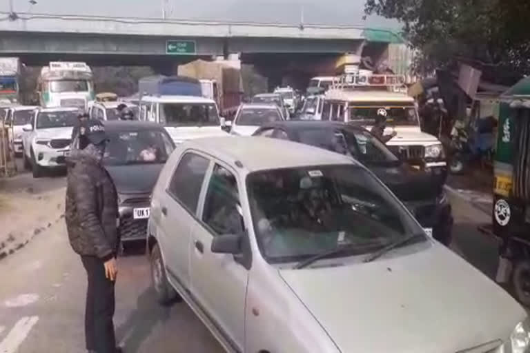 Tourists are facing trouble due to jam