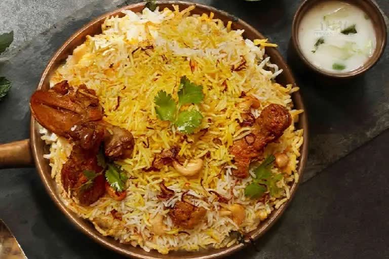 Swiggy sets record in Biryani sales on New Year  Most people chose the Hyderabadi Biryani  Hyderabadi Biryani on New Year Eve  Bawarchi restaurant  Hyderabadi Biryani  ബിരിയാണി വില്‍പനയില്‍ റെക്കോര്‍ഡ് ഇട്ട് സ്വിഗ്ഗി  സ്വിഗ്ഗി  ഹൈദരാബാദി ബിരിയാണി  പിസ്സ  ബാവർച്ചി  ബാവർച്ചി ബിരിയാണി  ഫുഡ് ഡെലിവറി പ്ലാറ്റ്‌ഫോമായ സ്വിഗ്ഗി