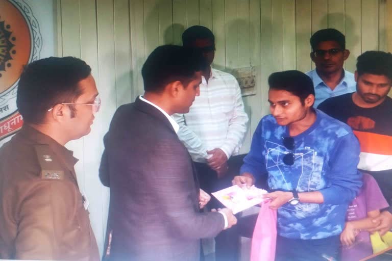 Raipur police gave gift in new yea