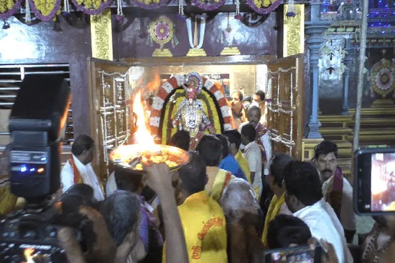 Etv Bharatதருமபுரி கோட்டை பரவாசுதேவர் சுவாமி கோயிலில் சொர்க வாசல் திறப்பு