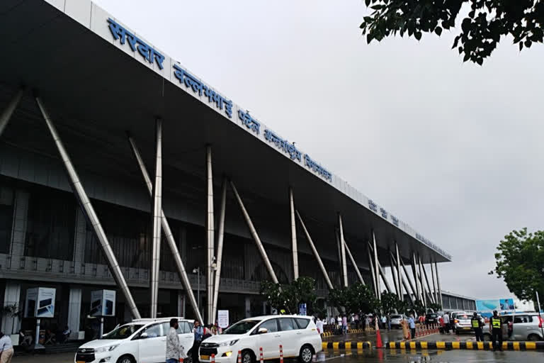 Housekeeping supervisor at Ahmedabad airport handed over gold worth 45 lakhs to custom department