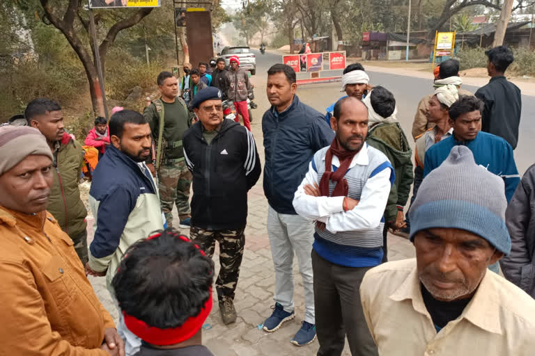 Saadi Gawaron Villagers surrounded police station