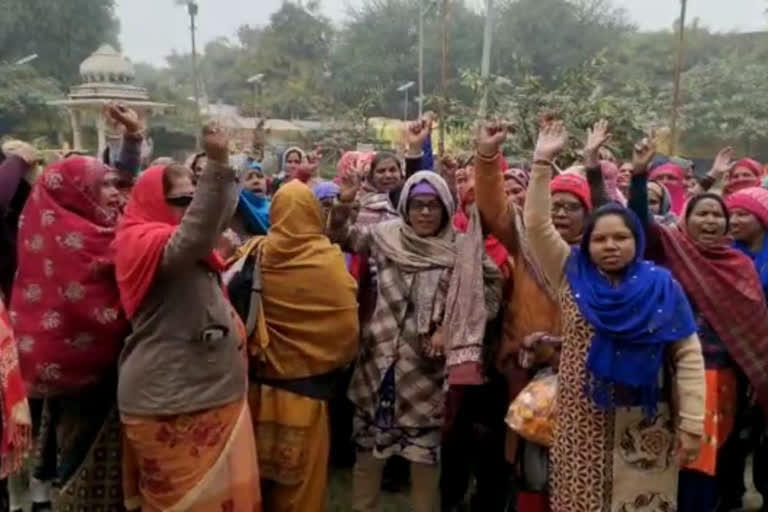 ANM and LHV health workers protest in Dholpur