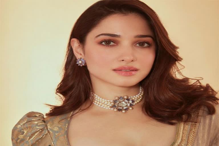 Netizens spot Tamannaah Bhatia and Vijay Varma 'kissing' in viral video