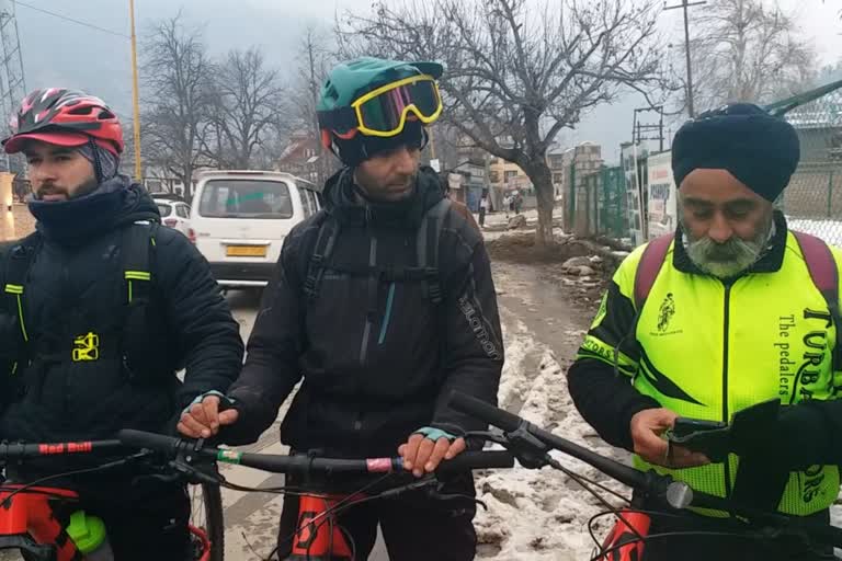 The passion of cycling in the bitter cold