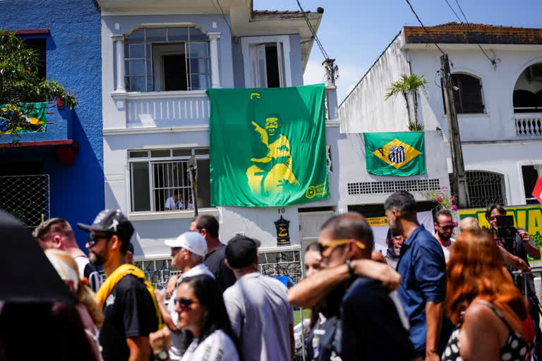 Brazilians mourn Pelé at the stadium where he got his start