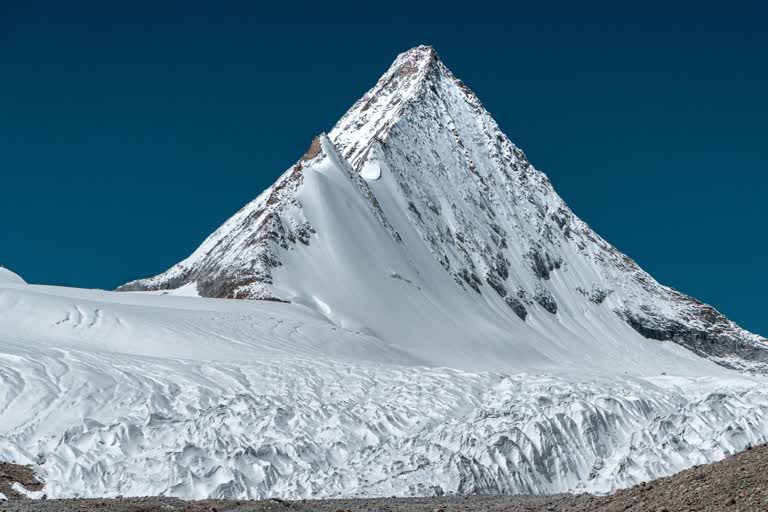 Snow in Tibet with South Asian Black Carbon particles