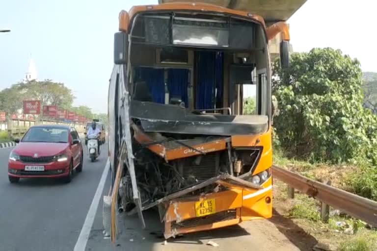 എറണാകുളം  കൊച്ചി  കെഎസ്ആർടിസി സ്വിഫ്റ്റ് അപകടത്തിൽപ്പെട്ടു  കെഎസ്ആർടിസി സ്വിഫ്റ്റ്  ksrtc swift bus accident at ernakulam  ksrtc swift bus accident  കെഎസ്ആർടിസി  കളമശേരി