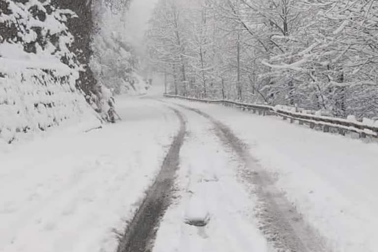 Snowfall started on the hills of Lahaul Spiti