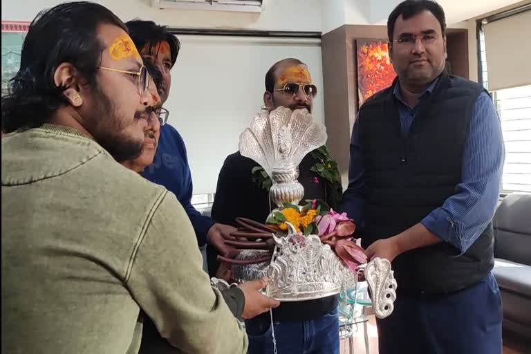 devotee offered 2 kg silver crown feet of mahakal